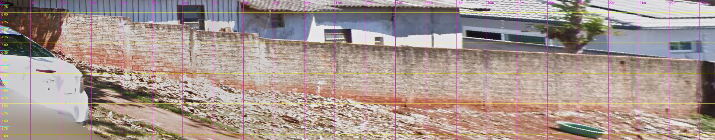 Elevação métrica do muro esquerdo com régua: o pé do muro desce de cerca de -2,8 m na frente para -5,6 m no fundo