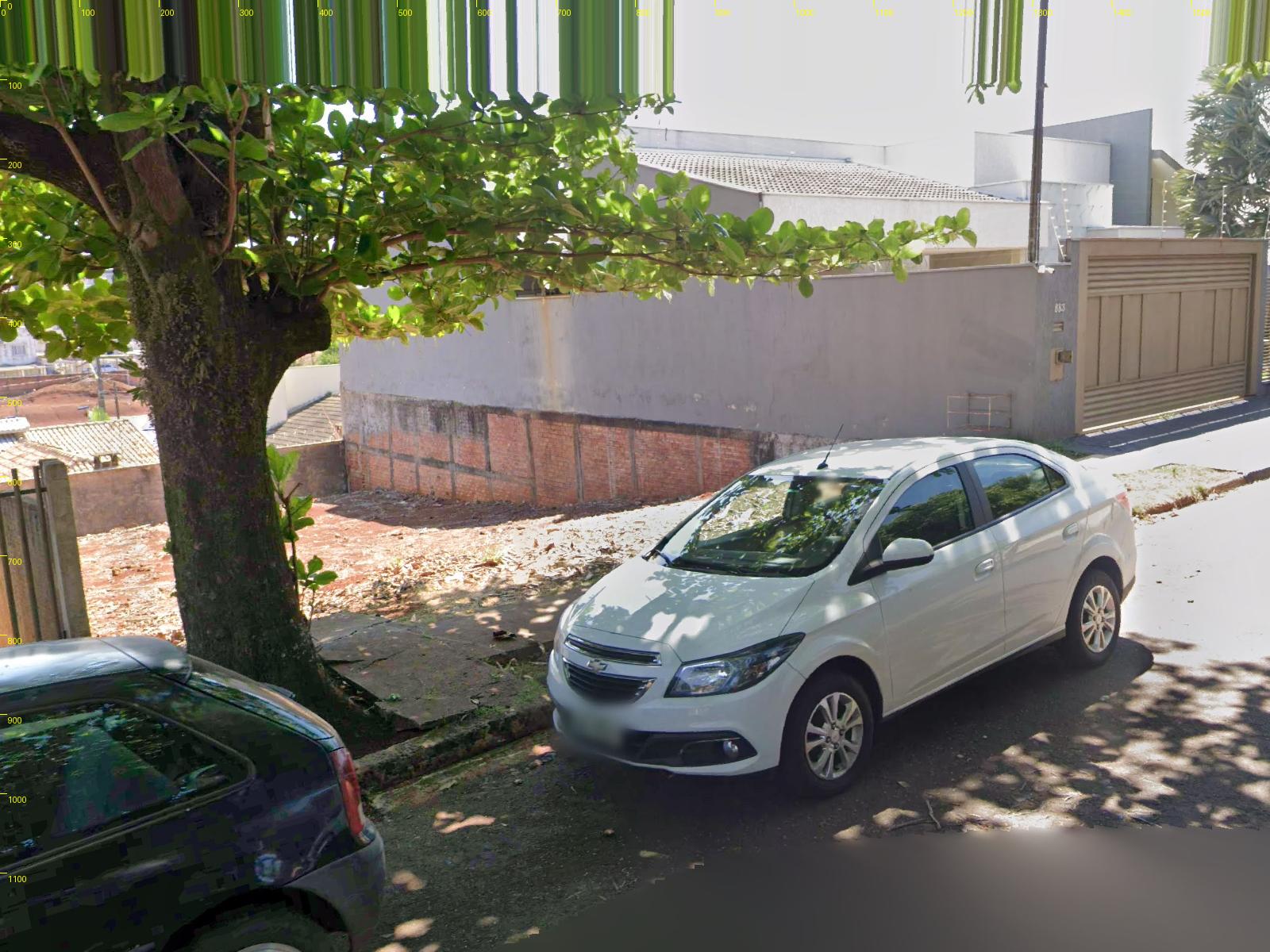 Vista do Street View de 2023 mostrando a lateral do sobrado 883 com embasamento de tijolo aparente que fica mais alto em direção ao fundo